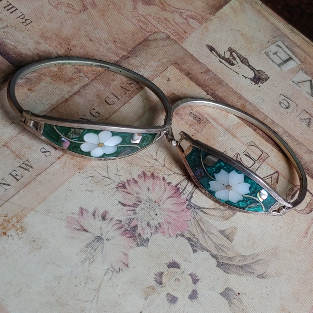 Set of vintage flower inlay bracelets